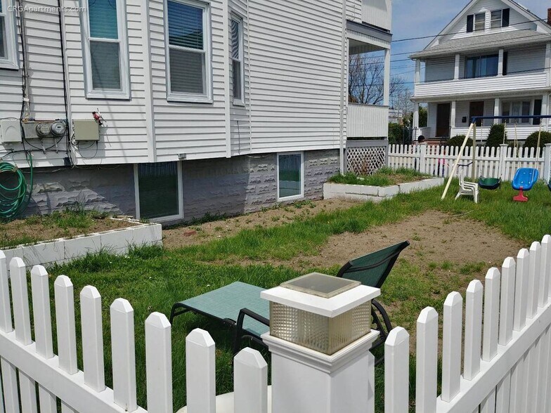 Building Photo - 2 Vassar St