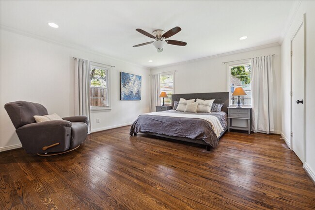 Building Photo - 3215 Castlewood St