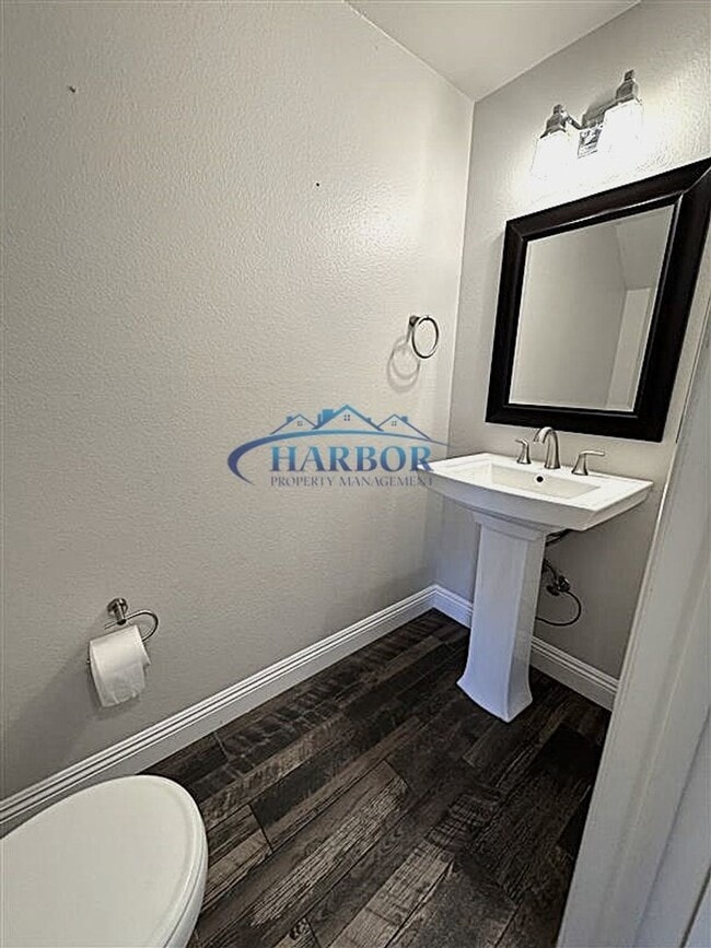 Building Photo - Spacious 2-Bedroom Townhouse in the Heart ...