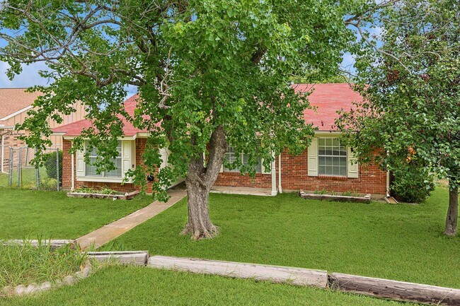 Building Photo - 2502 High Hollow Dr