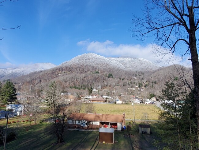 Building Photo - 7 Higel Ln