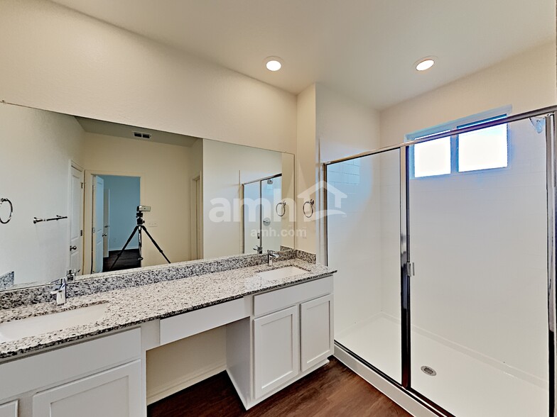 Building Photo - 2705 Lillybrook Ln