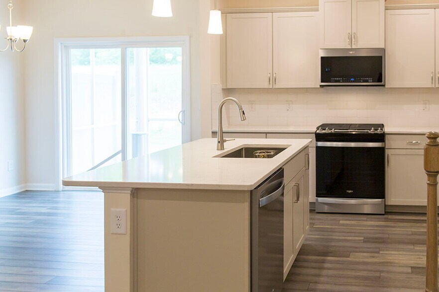 Building Photo - 400 White Oak Ridge Dr