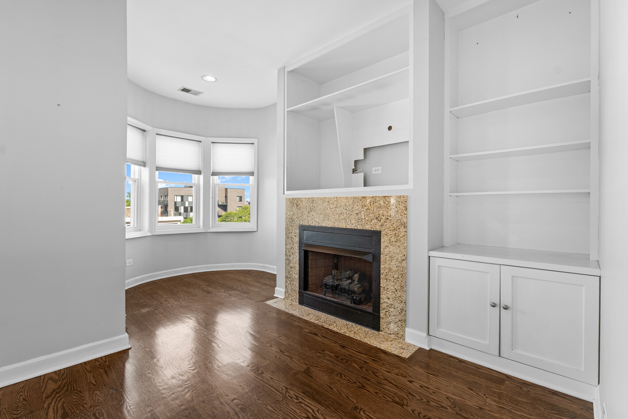 Building Photo - 529 N Racine Ave