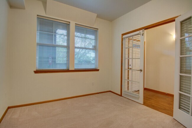 Building Photo - Spacious 2 Bed 2 Bath Condo with Private Balcony