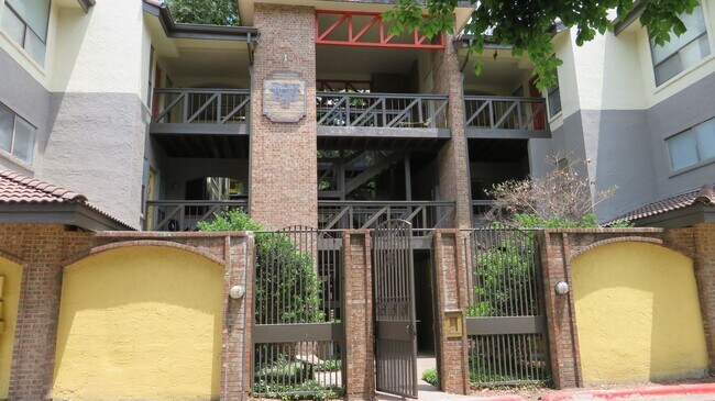 Building Photo - Beautiful 2 bed 1 bath condo 3 blocks from...