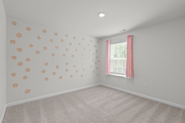 Building Photo - Spacious 5 Bedroom Home with a Fully Fence...
