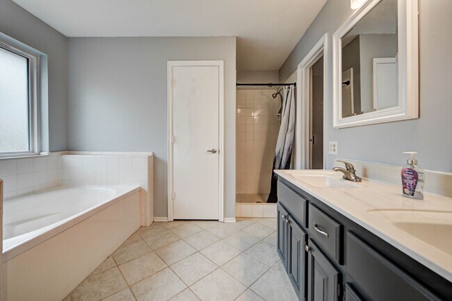 Building Photo - 1817 SE 1st St