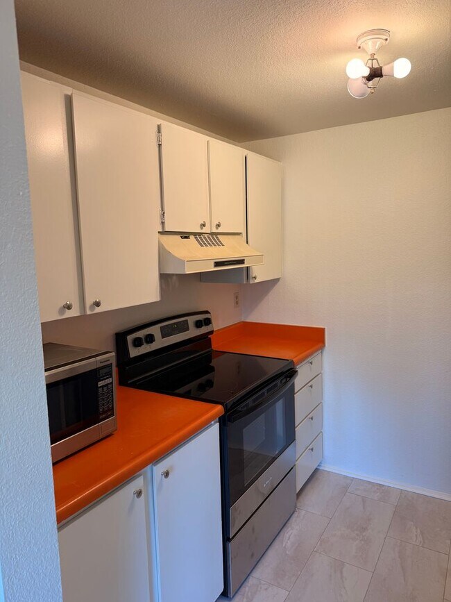 Building Photo - 1 Bedroom 1 Bath Upper Unit Small Pet OK/W...