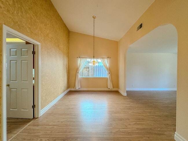 Building Photo - Lovely 3 Bedroom Home!