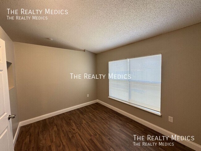 Building Photo - 313 Azincourt Ln