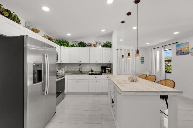 Building Photo - 1433 NE 53rd Ct