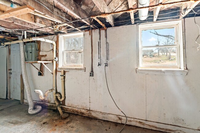 Building Photo - COMING SOON!! Charming 2-Bedroom Haven in Kansas City Northland!