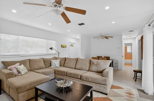 Building Photo - 2270 SE 5th St