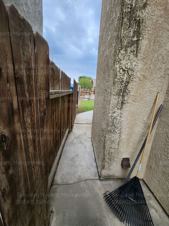 Building Photo - 3 bedrooms /2.5 bath two-story gem boasts ...