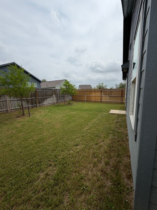 Building Photo - Move in Special! All Appliances included!!
