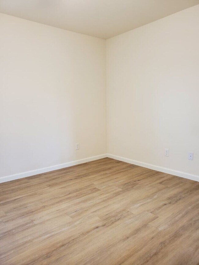 Building Photo - 323 Cedar Cove Ln