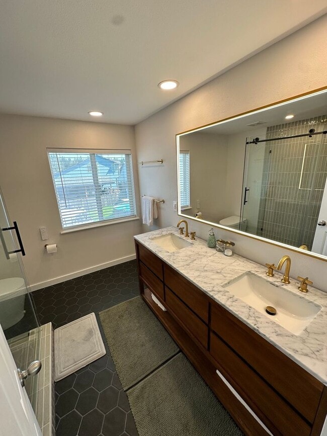 Building Photo - Beautiful Designer 3 bedroom home in Quiet...