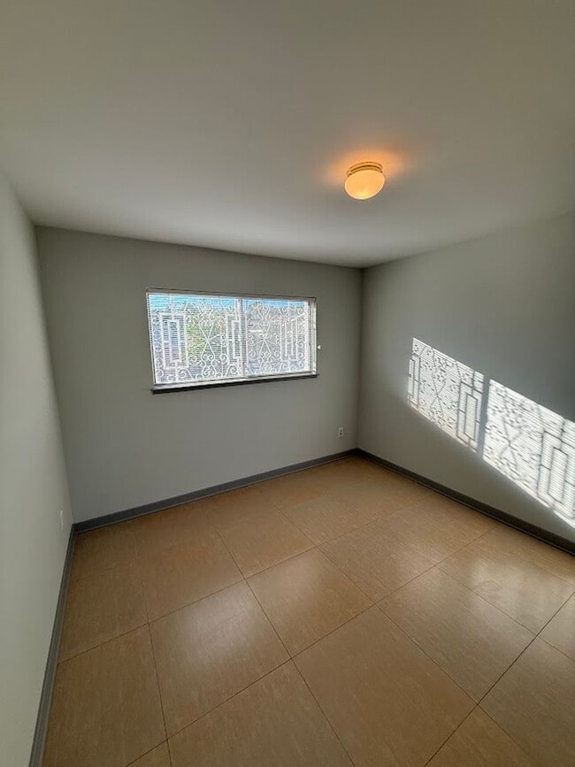 Building Photo - 3 Bedroom 2 Bathroom Granada Hills Home (Main House) Great Location!