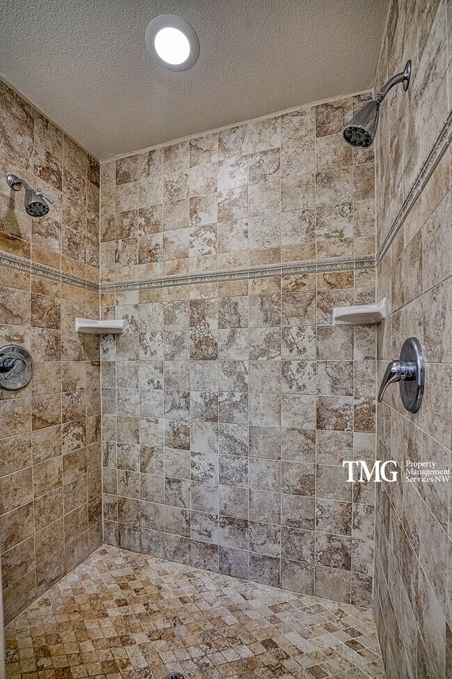 Building Photo - 3841 SE Madsen Ct