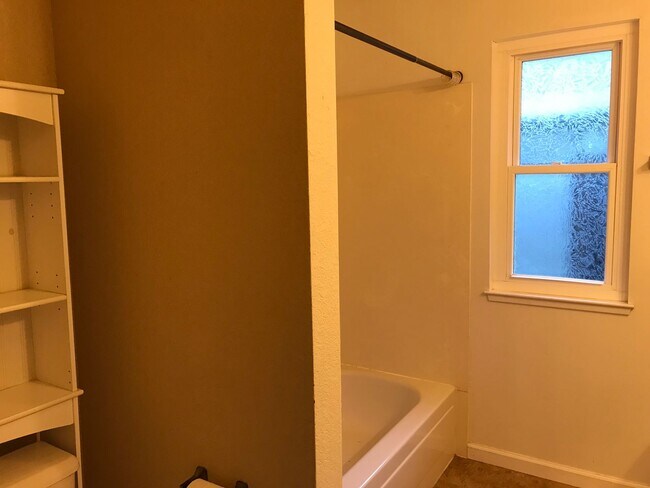 Building Photo - Charming 2/2 in South Davis