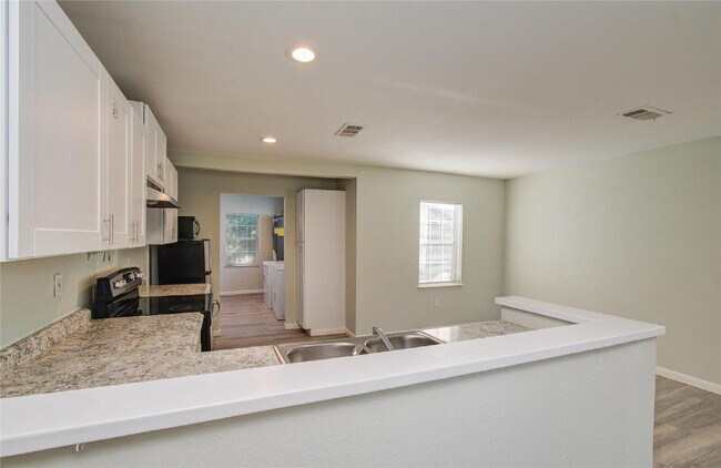 Building Photo - Newly updated 3 bed 2 bath