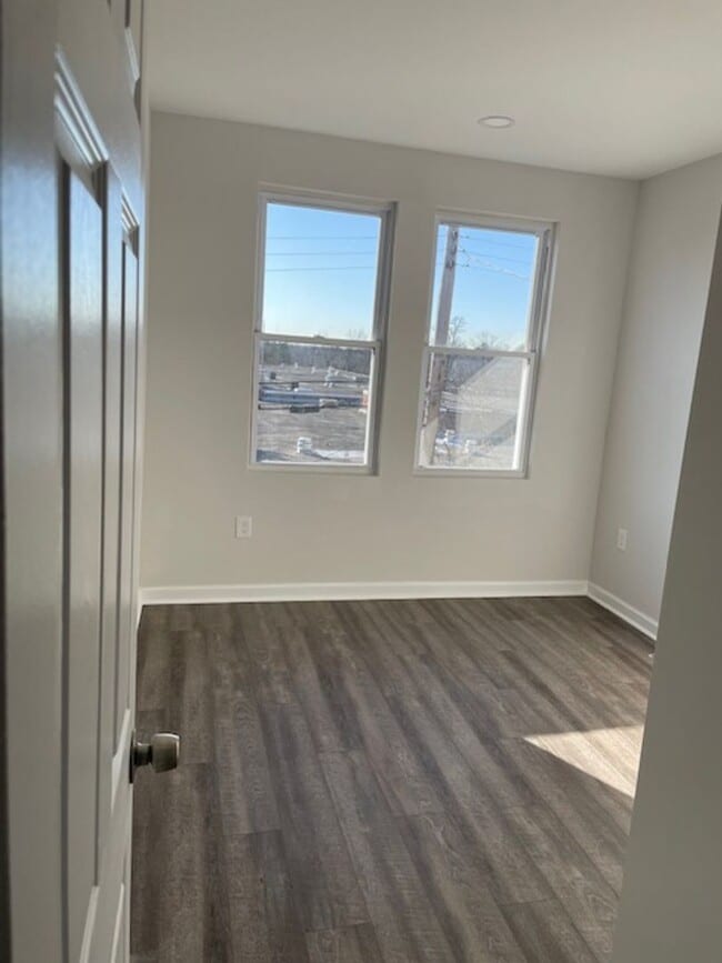 Building Photo - Beautifully Updated Townhome in Prime Location – Move-In Ready!