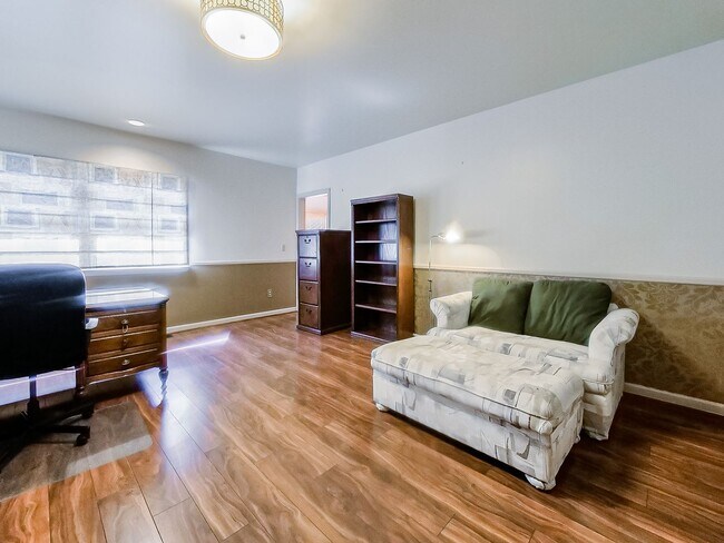 Building Photo - Welcome to this beautiful 2 bedroom, 2 bat...