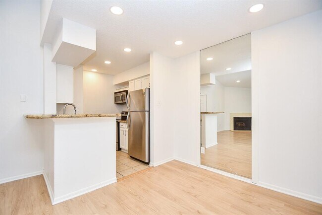 Building Photo - 11201 Lynbrook Dr