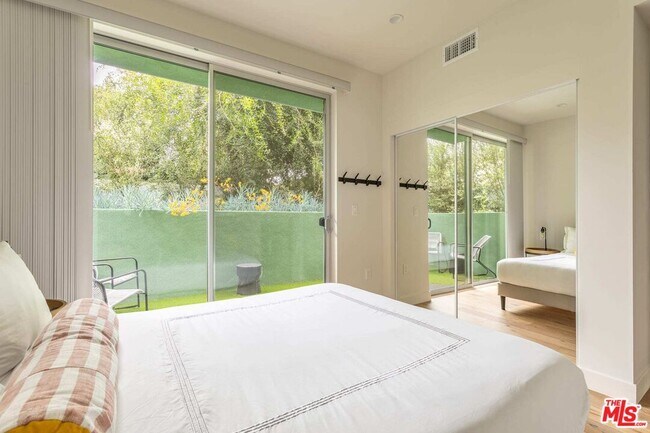 Building Photo - 3726 Kelton Ave