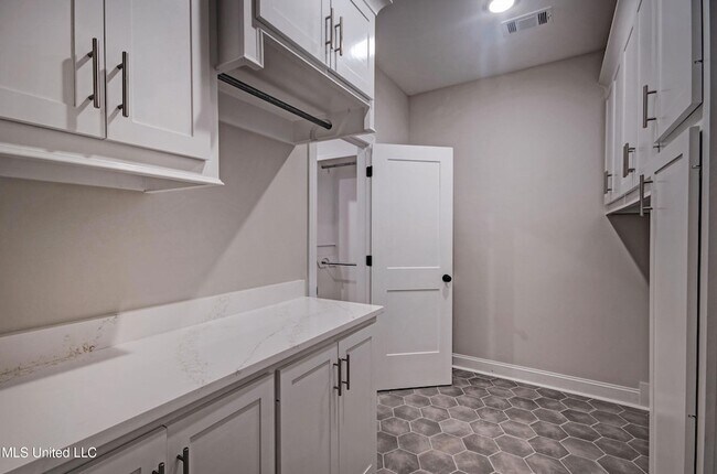 Building Photo - 117 Southern Oak Wy