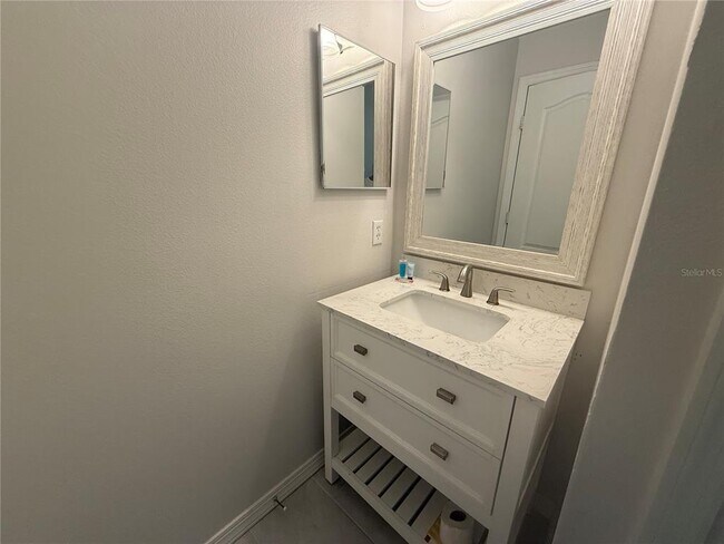 Building Photo - 1675 Royal Ridge Dr