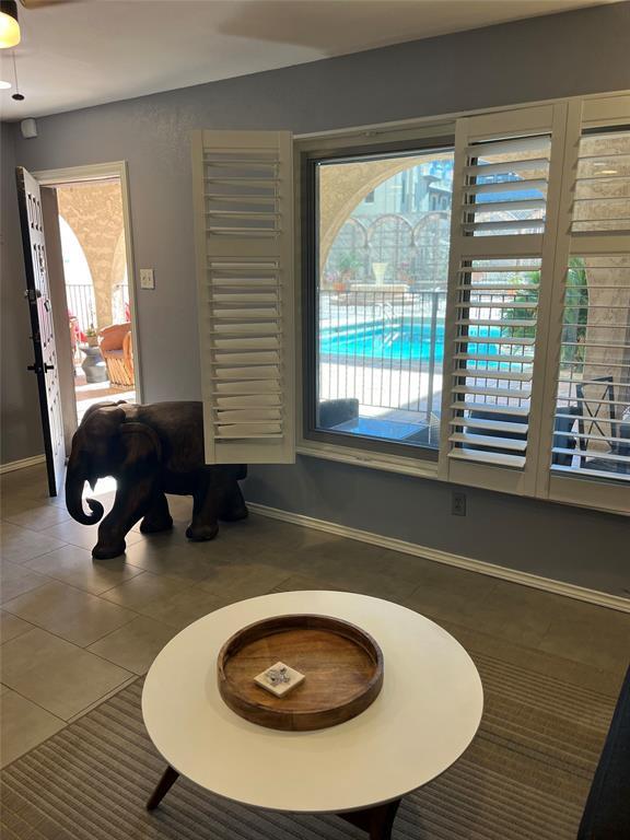 Building Photo - 505 W 7th St