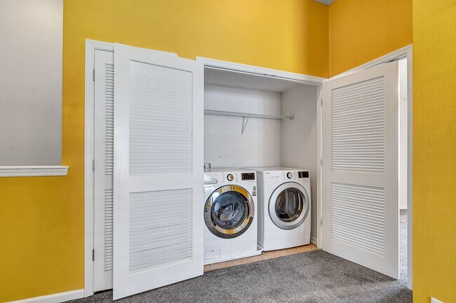 Building Photo - ***TWO WEEKS FREE*** Stylish 3BR Townhome with Garage & Walk-In Closet