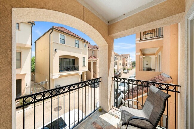 Building Photo - 7143 Laguna Villas