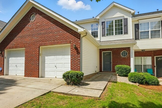 Primary Photo - 2 Bedroom Townhome in Pineville!