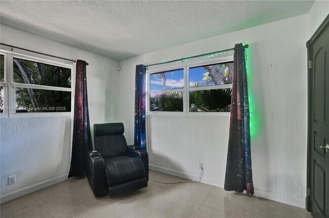Building Photo - 3100 NE 56th Ct