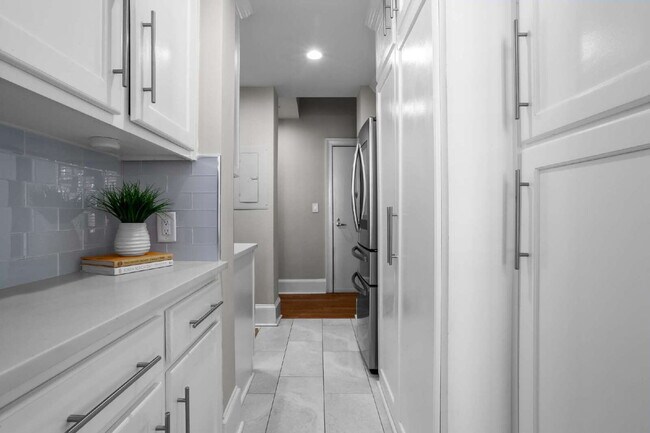 Building Photo - "Modern Comfort Awaits: Spacious 2-Bed, 2-Bath Condo with Elegance in the Heart of Atlanta"