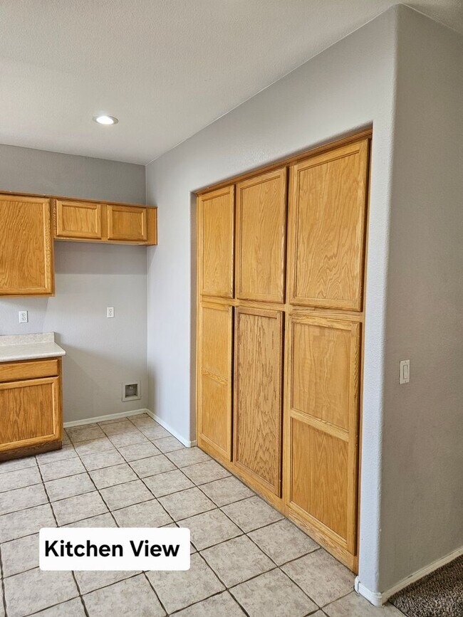 Building Photo - 931 E Sherri Dr