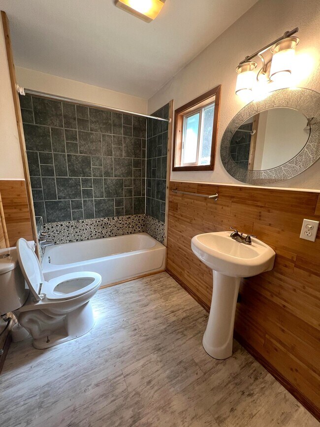 Building Photo - 60 W Puyallup Dr