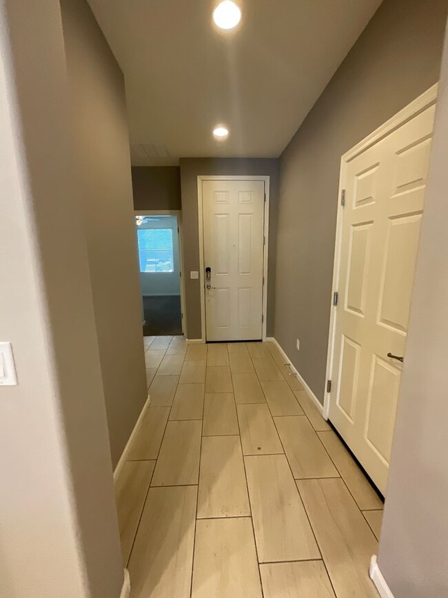 Building Photo - Vail School District hard to find 5 bedroo...