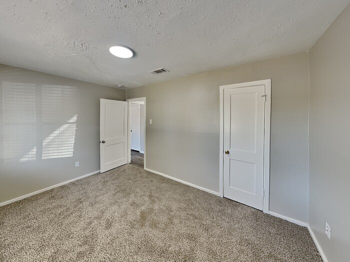 Building Photo - 2123 Raspberry Ln