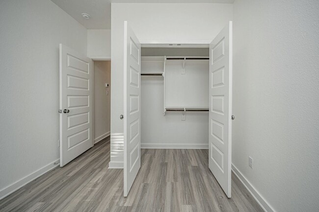 Building Photo - 1606 W 5th St