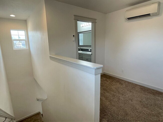 Building Photo - Beautiful3 bed 2,5 bath townhouse in Garden City