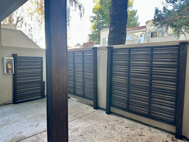 Building Photo - Great 2 Bedroom Townhome- Move in Ready! Washer/Dryer Garage