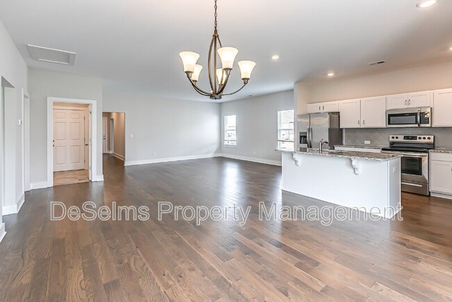 Building Photo - 1024 Hillbrook Dr