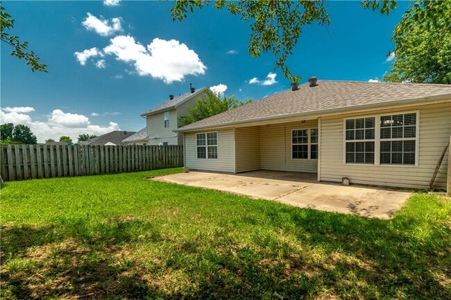 Building Photo - 1103 SW Apache Dr
