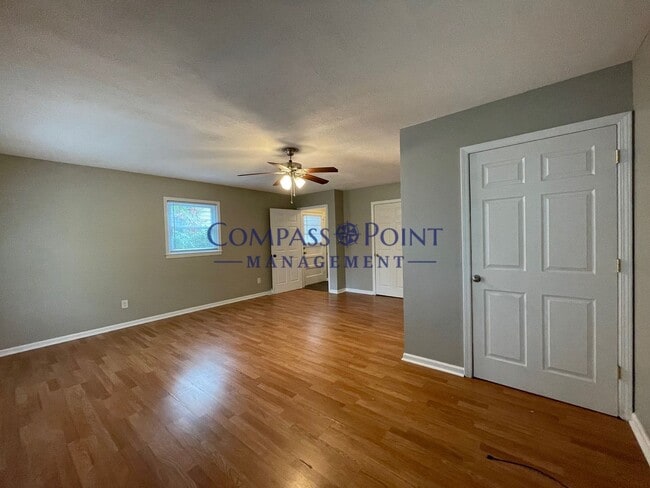 Building Photo - 4 bed 2 bath in Castlewood Park area/ Loud...