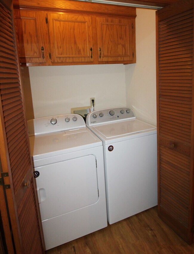 Building Photo - 60 Crowndale Ct
