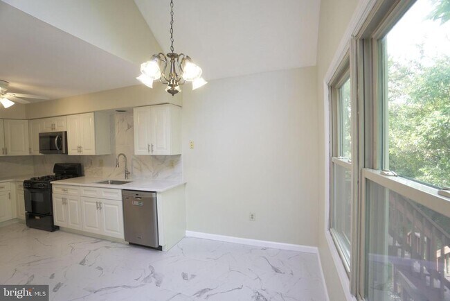 Building Photo - 1379 Gwynedale Way